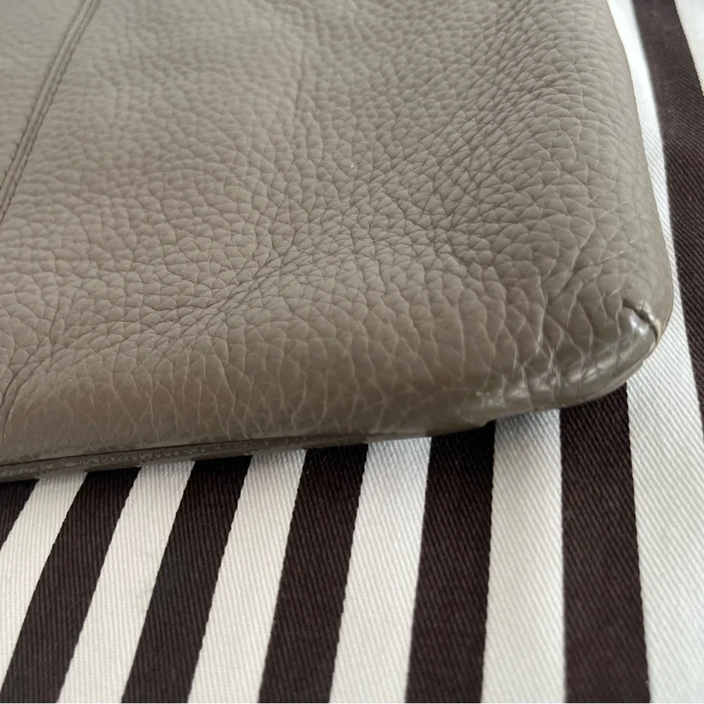 Elegant Gray Leather Crossbody Bag - Picture 3 of 5